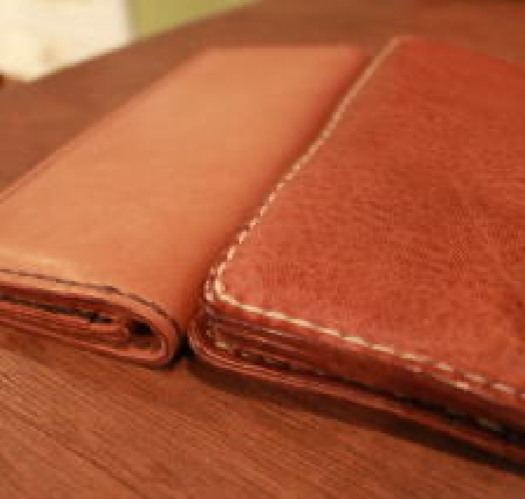 経年劣化する前の財布と経年劣化した財布の画像