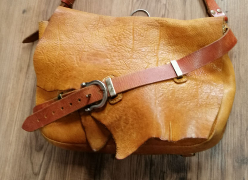 ベリーをショルダーバッグの被せに使用した、店主のショルダーバック